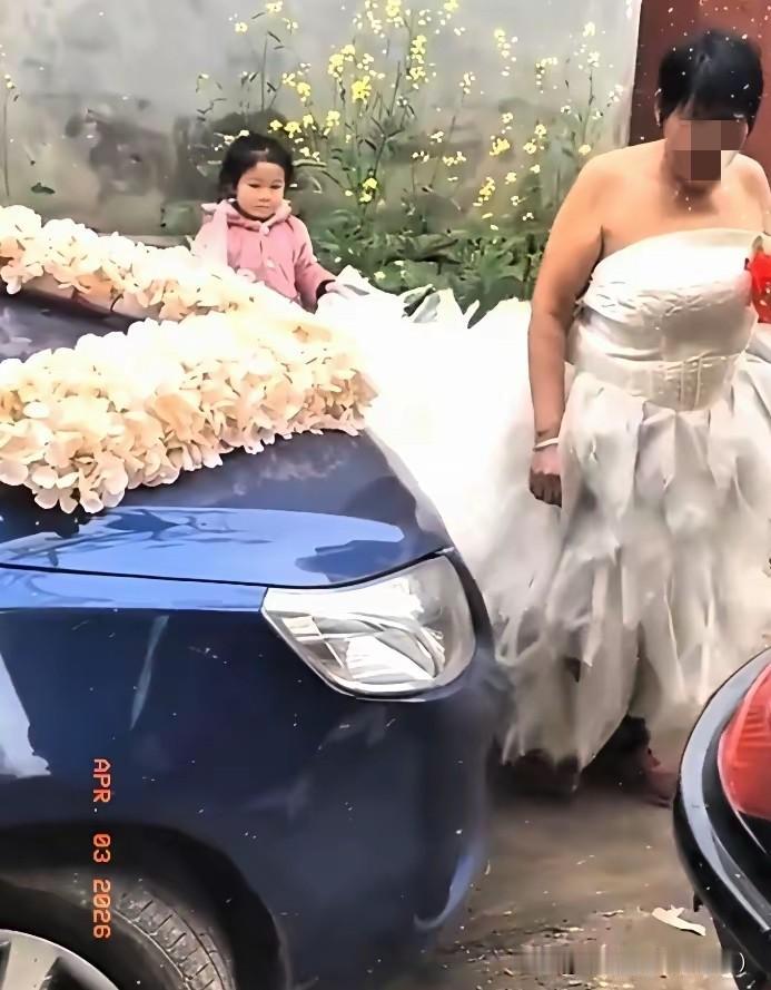 真佩服这大妈！勇气可佳！这一辈子值了！
这大妈目测怎么也是花甲之年了吧，竞然再婚