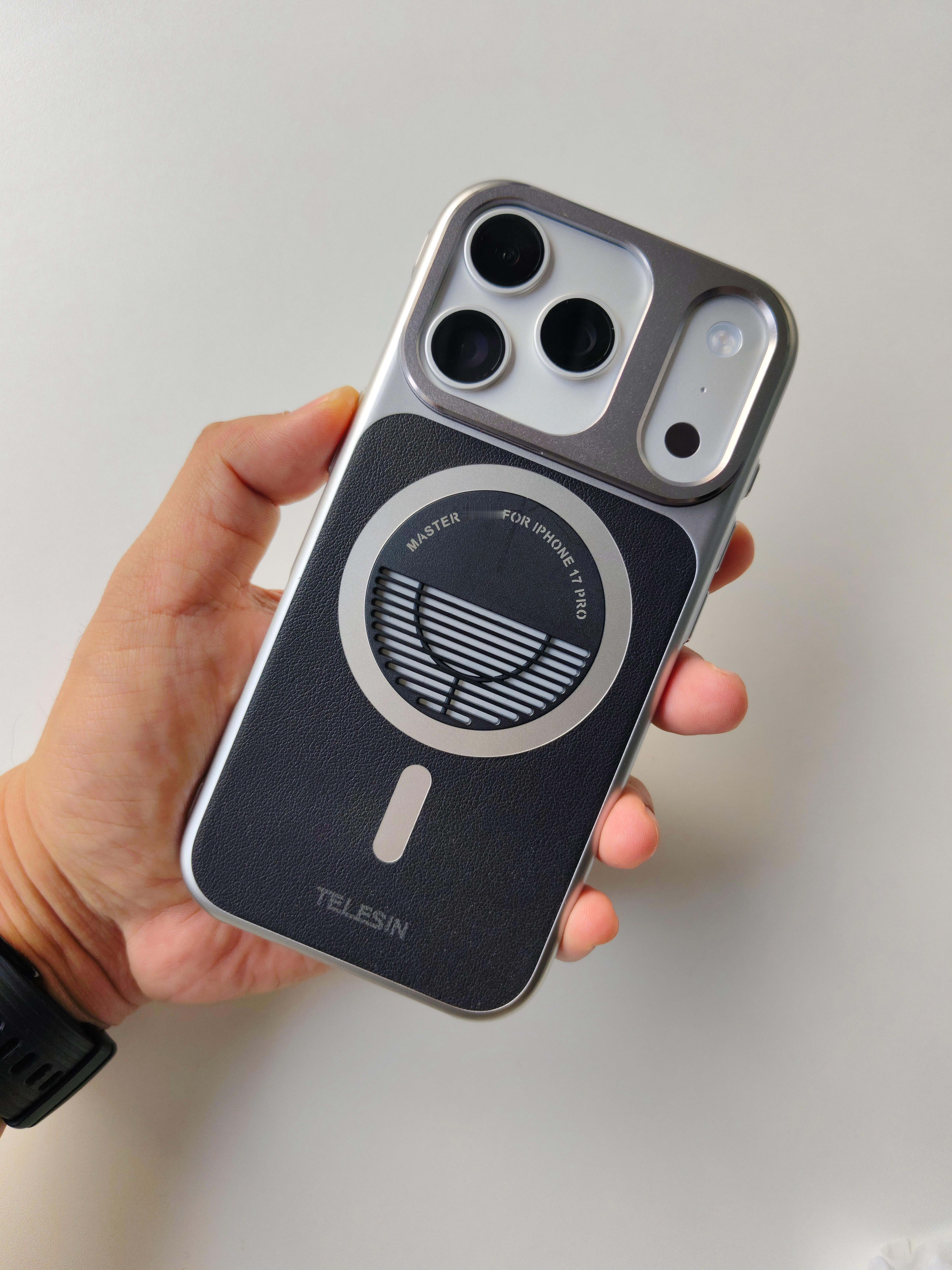 戴上泰迅的这个手机壳，显得iPhone 17 Pro的镜头分布没那么突兀了，手感