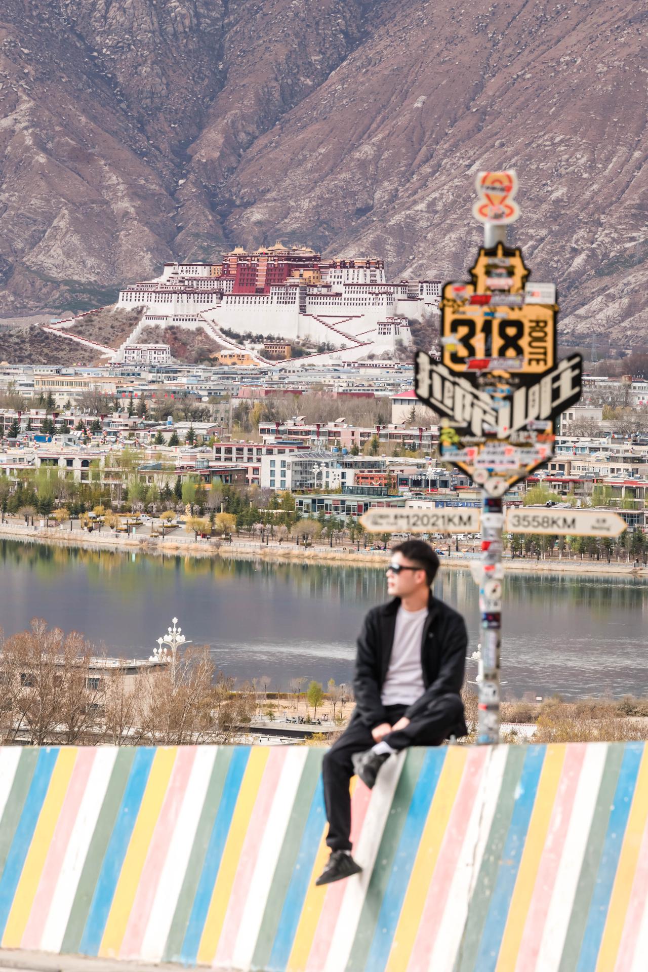 布达拉宫，必须给我的通行伙伴出点漂亮照片，各个机位，各个角度都安排上[呲牙]