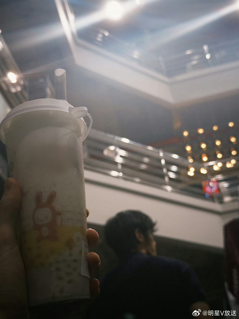 何衍朝何昶希立秋互拍何昶希何衍朝趣味微博互动，一句立秋搭配一杯奶茶，组合成专属秋