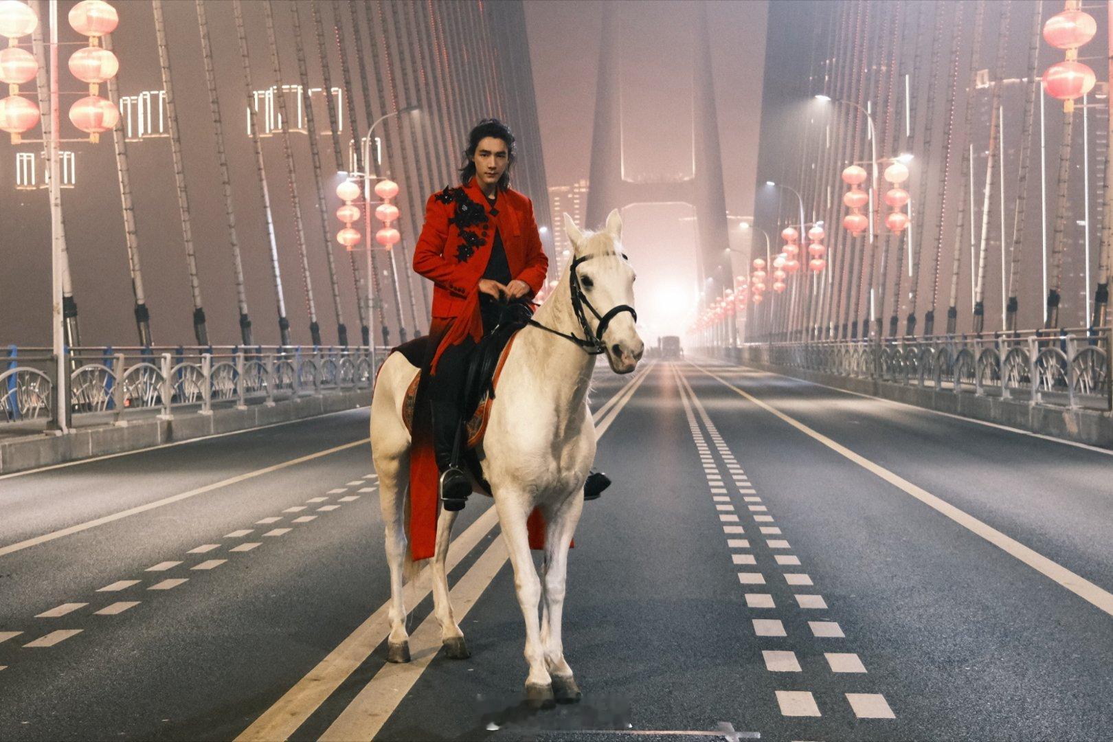 此沙骑马出场 春晚宜宾分会场，此沙一骑马出来直接帅晕！配合磅礴鼓阵，这画面感和氛