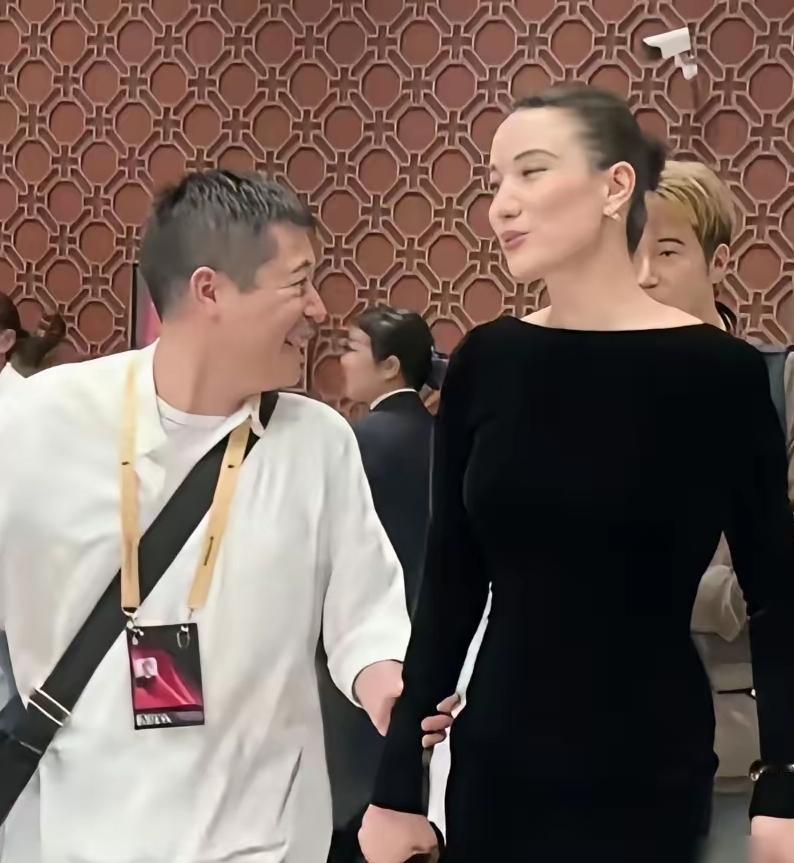 娱乐圈最干净的婚姻！宋佳和王伟领证四年，零婚礼、零婚照、零捆绑炒作。
 
两人同