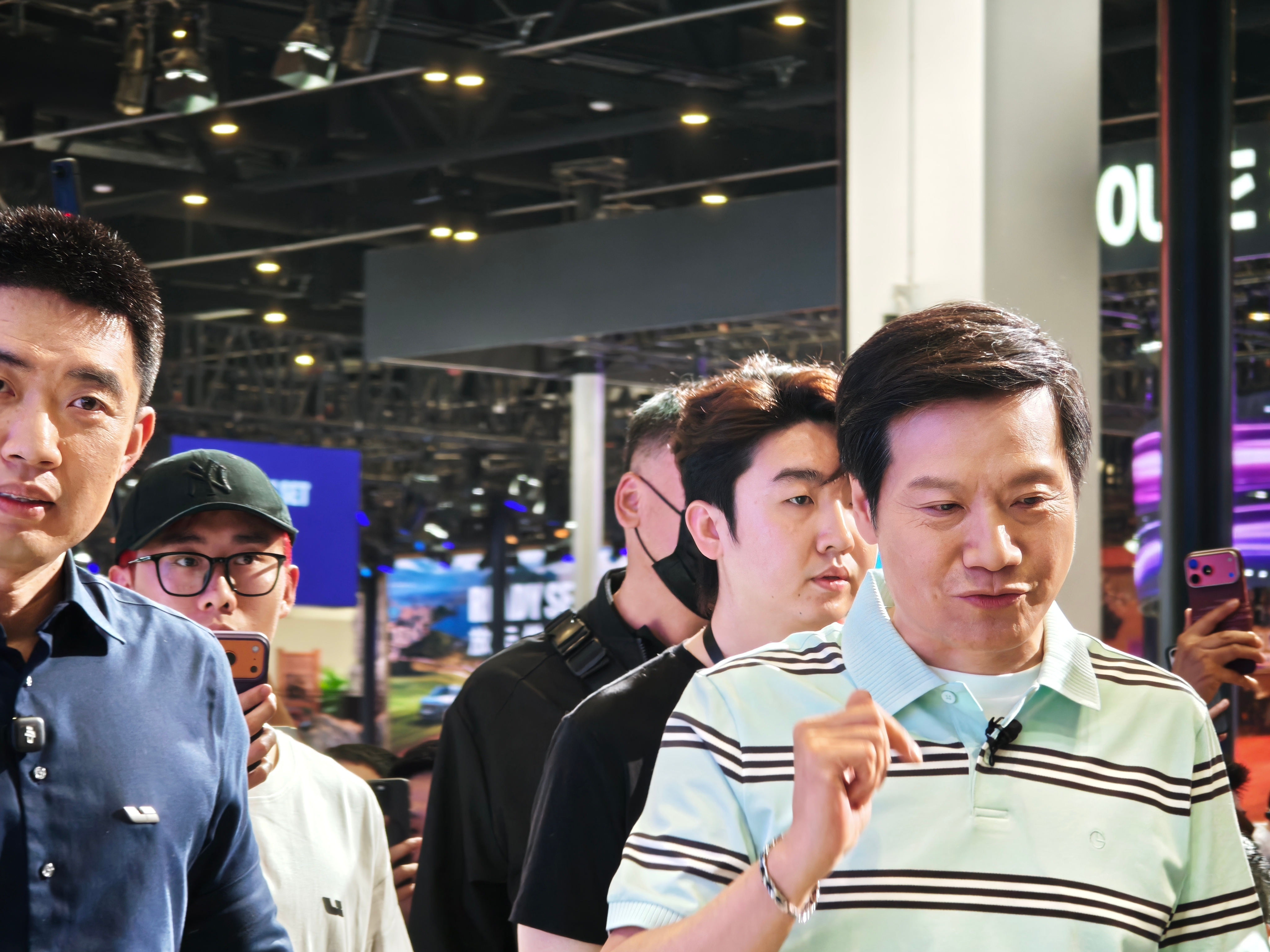 理想，展台打卡，理想L系列的设计，真的是百看不厌，太好看了。冰箱彩电大沙发的典范