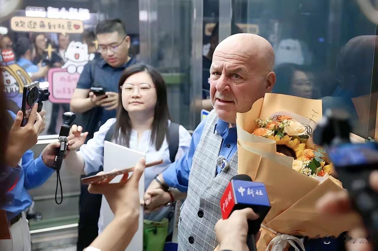 69岁的美国退休教师罗纳德·萨科尔斯基成了全体美国人羡慕的对象！8月23日，他乘