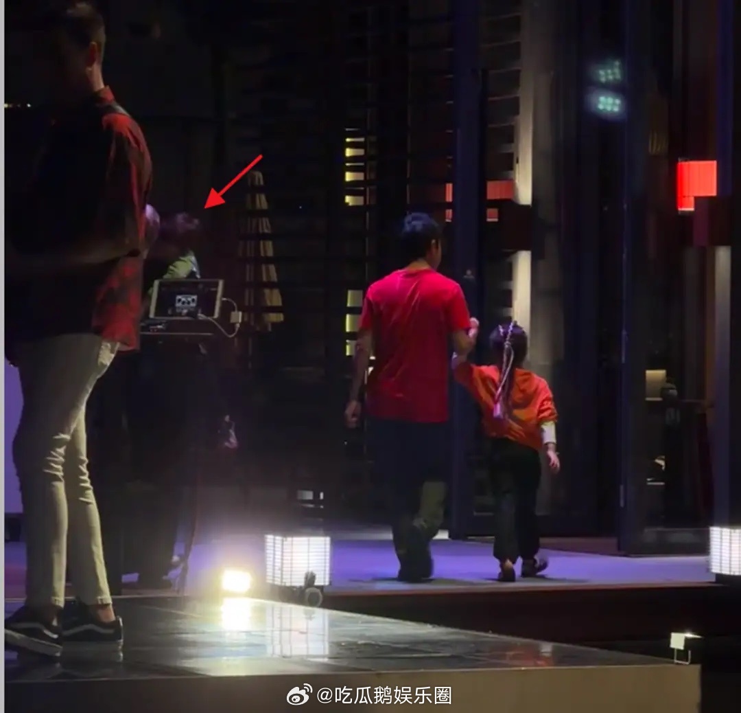 撒贝宁三亚度假牵女儿手跳舞，50了精力比娃还旺盛，女儿都不理他！ 