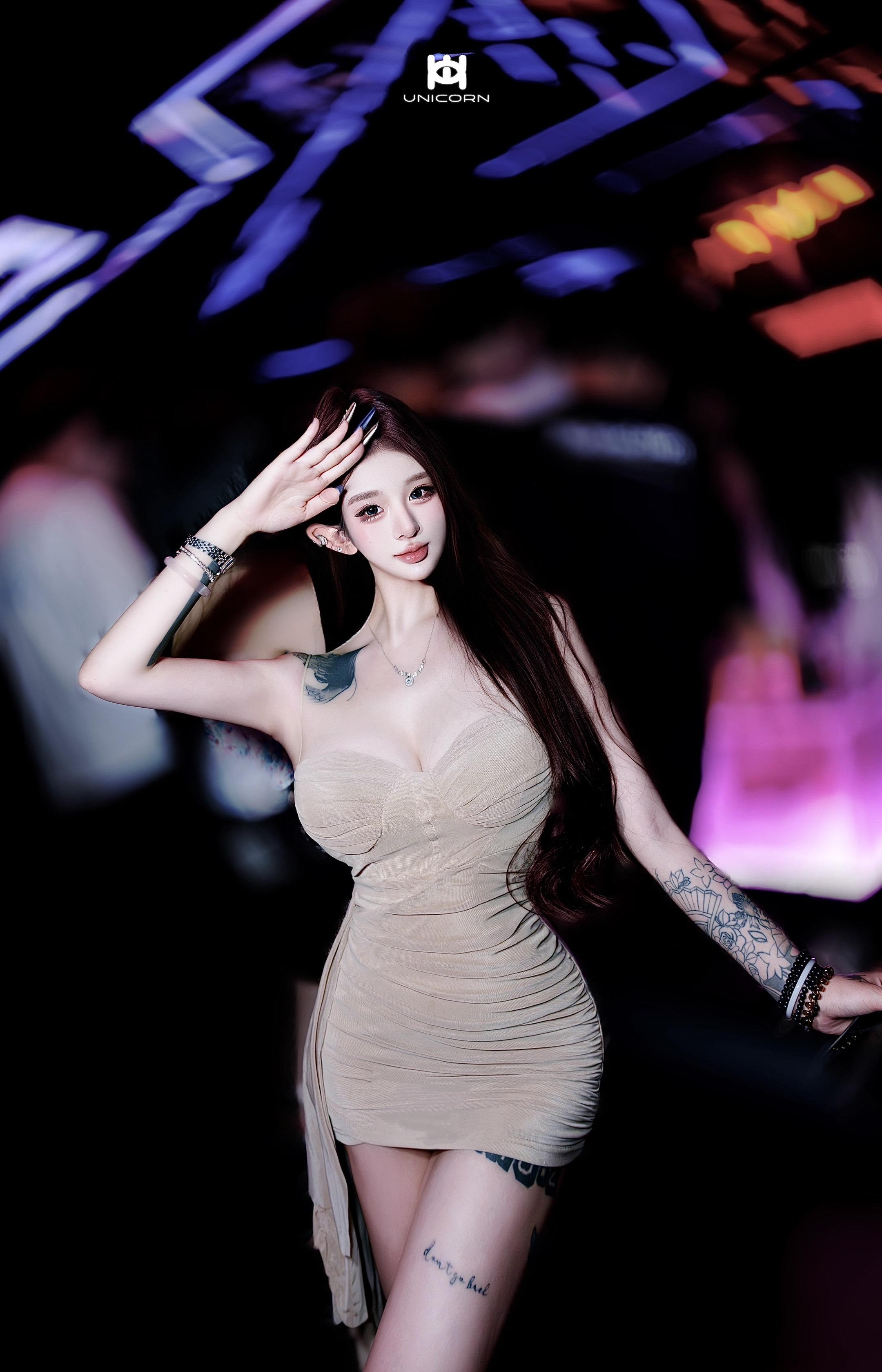 比起灯红酒绿的夜 只想和你吃着烧烤聊着天.