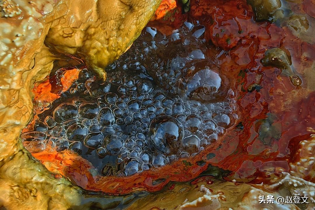 地热涌动于大地深处，火山岩浆在水流间沉淀，层层叠叠的泉华台地铺向远方，气泡自温热