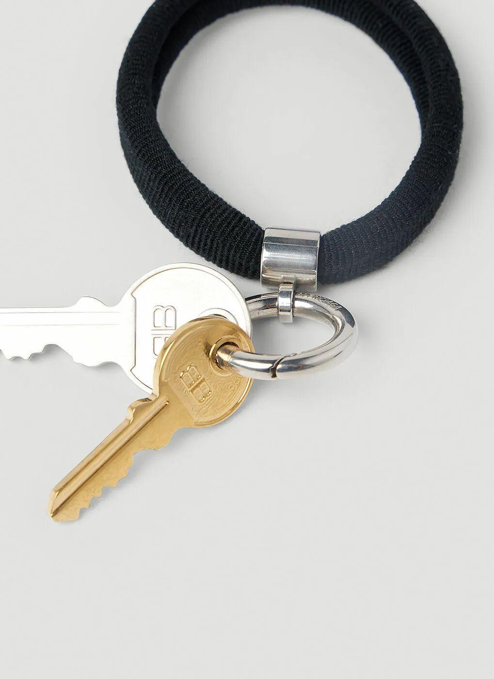 巴黎世家 BALENCIAGA 已经是活着的传奇了！
其实还是很有创意的。