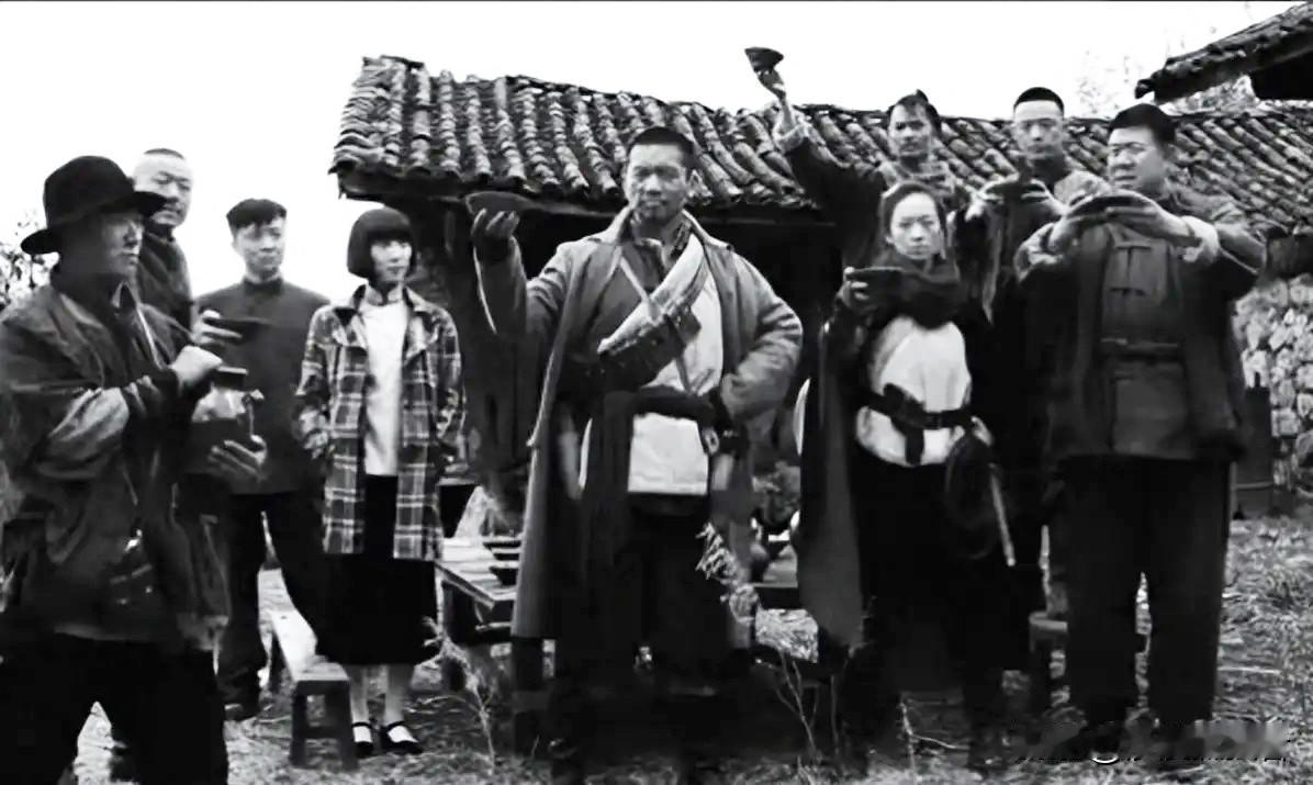 1937年，悍匪薛梦豪骑在马上，率300多土匪，袭击村子，冲寨墙喊：“鸡犬不留，