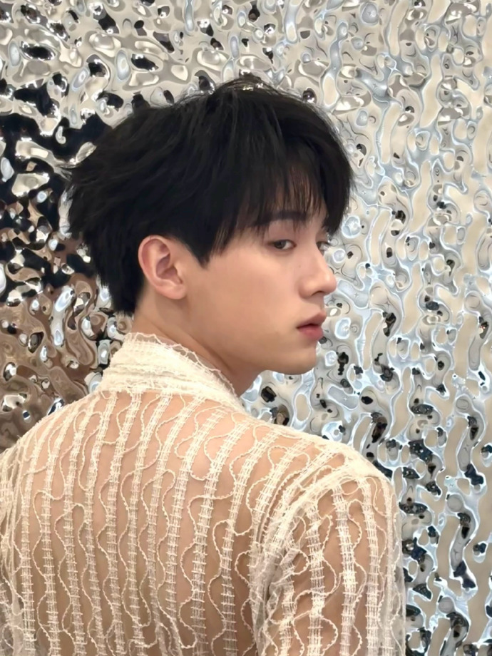 #周翊然怼脸镜头#  周翊然怼脸镜头都能够这么的帅气了啊，周翊然好帅好贵，这一张