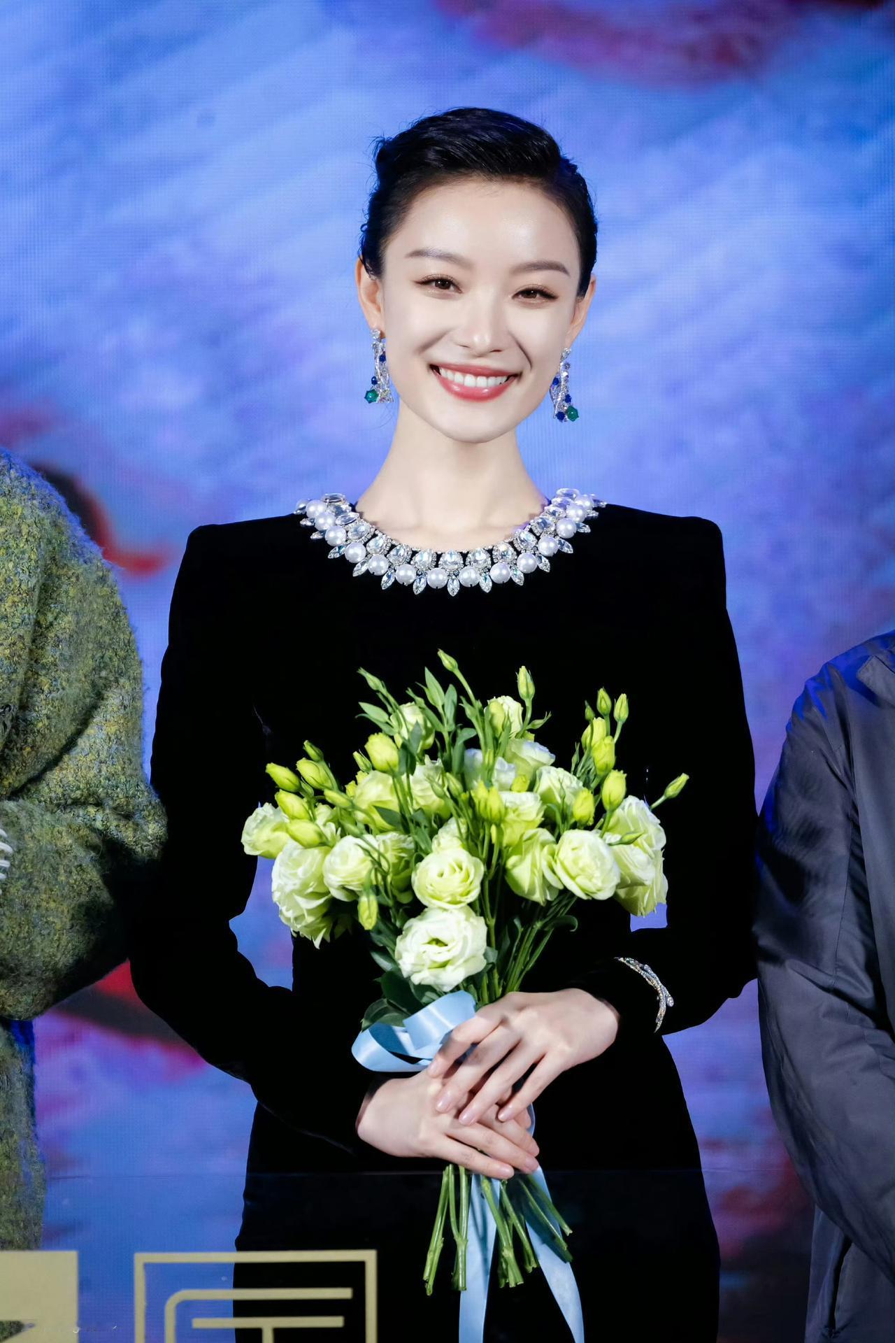 倪妮官宣成为本届金鸡奖颁奖典礼的主持人，他将和电影频道的主持人蓝羽、邓超、苏有朋