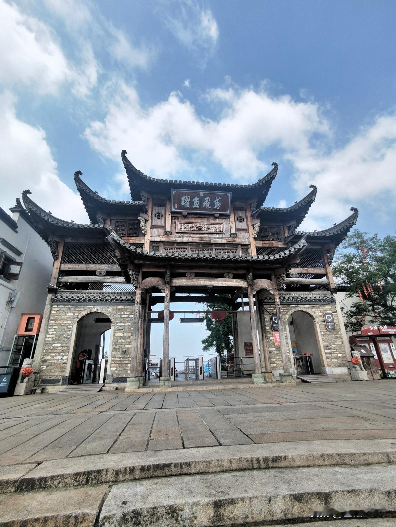 游铜陵犁桥水镇，半日古韵，一街风华

进入景区，沿犁桥老街慢慢走，青石巷、老木门