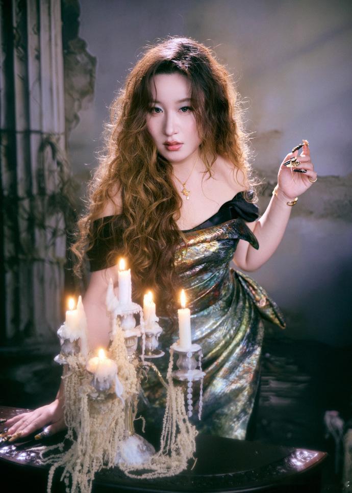 锤娜丽莎我有点不认识你了 锤娜丽莎这是偷偷去整容了？露肩礼服把直角肩展现得淋漓尽