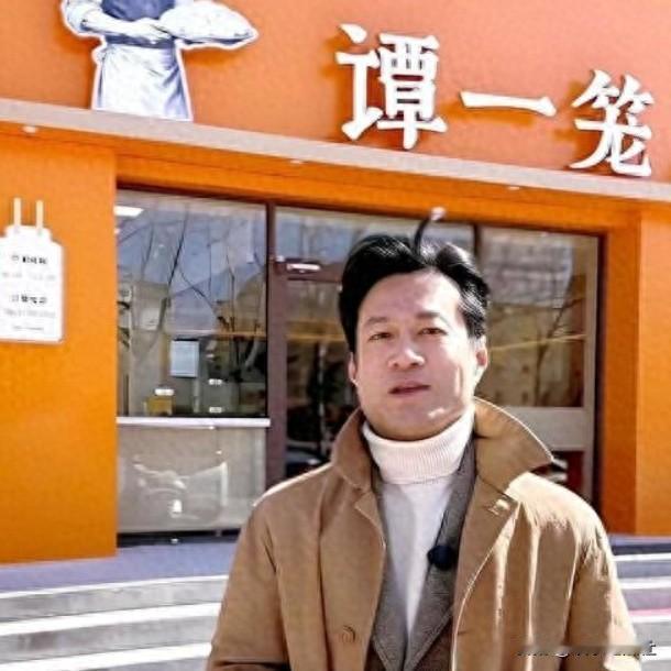 1个大误会！54岁谭凯卖包子≠事业落魄
 
看到谭凯系围裙打理包子铺，不少网友唏