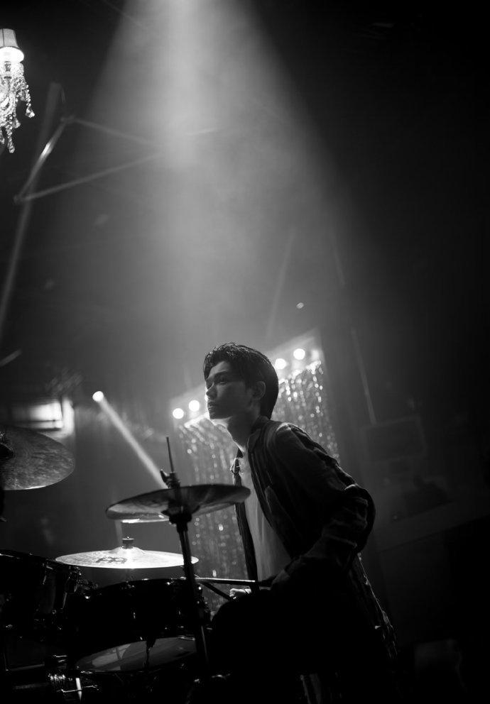 我只想，用最初的心陪你走最远的路，用最坚韧的姿态陪你风生水起，突然明白这世上所有