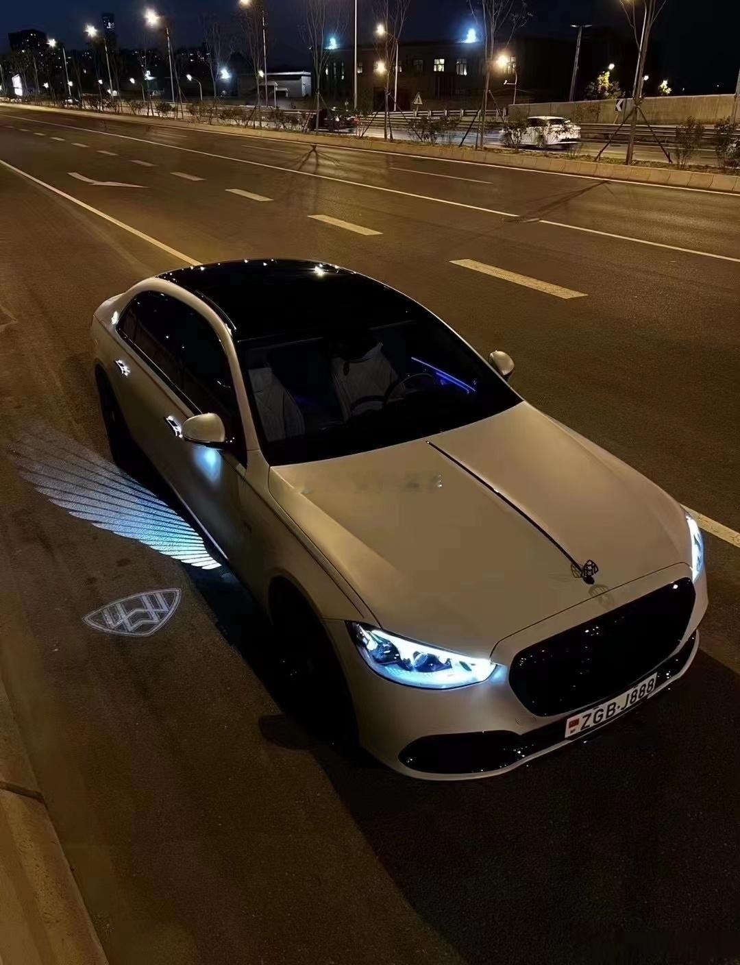 奔驰的这款车外氛围灯挺帅哈！！！汽配城装一套得多少钱啊？？？ 