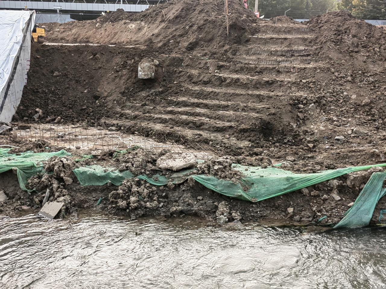 关于基坑回填土今天要说道说道，有人说分层夯实不如水振，还有人说你既然拿着分层回填