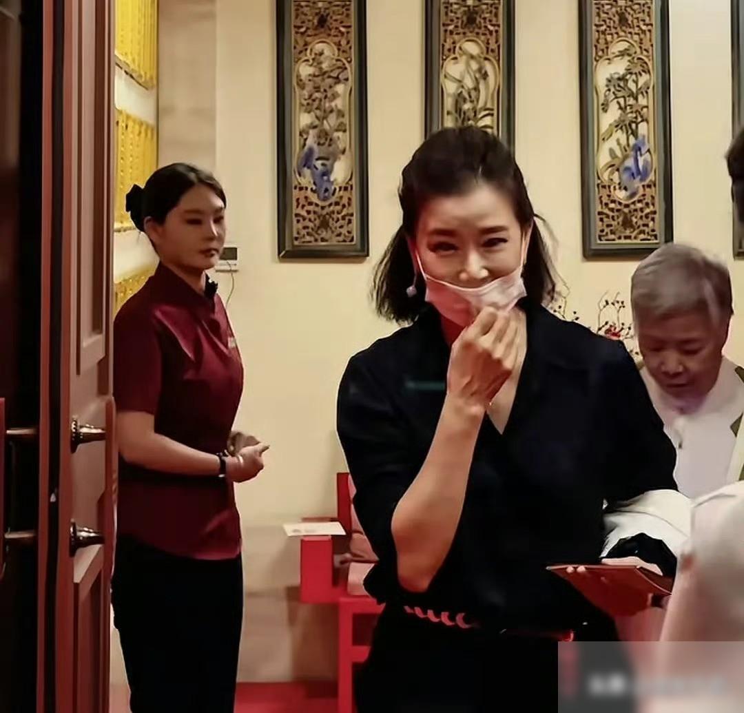 6月7日，久未公开露面的宋祖英，引发了网友关注。据报道，网上流传的一段偶遇视频里