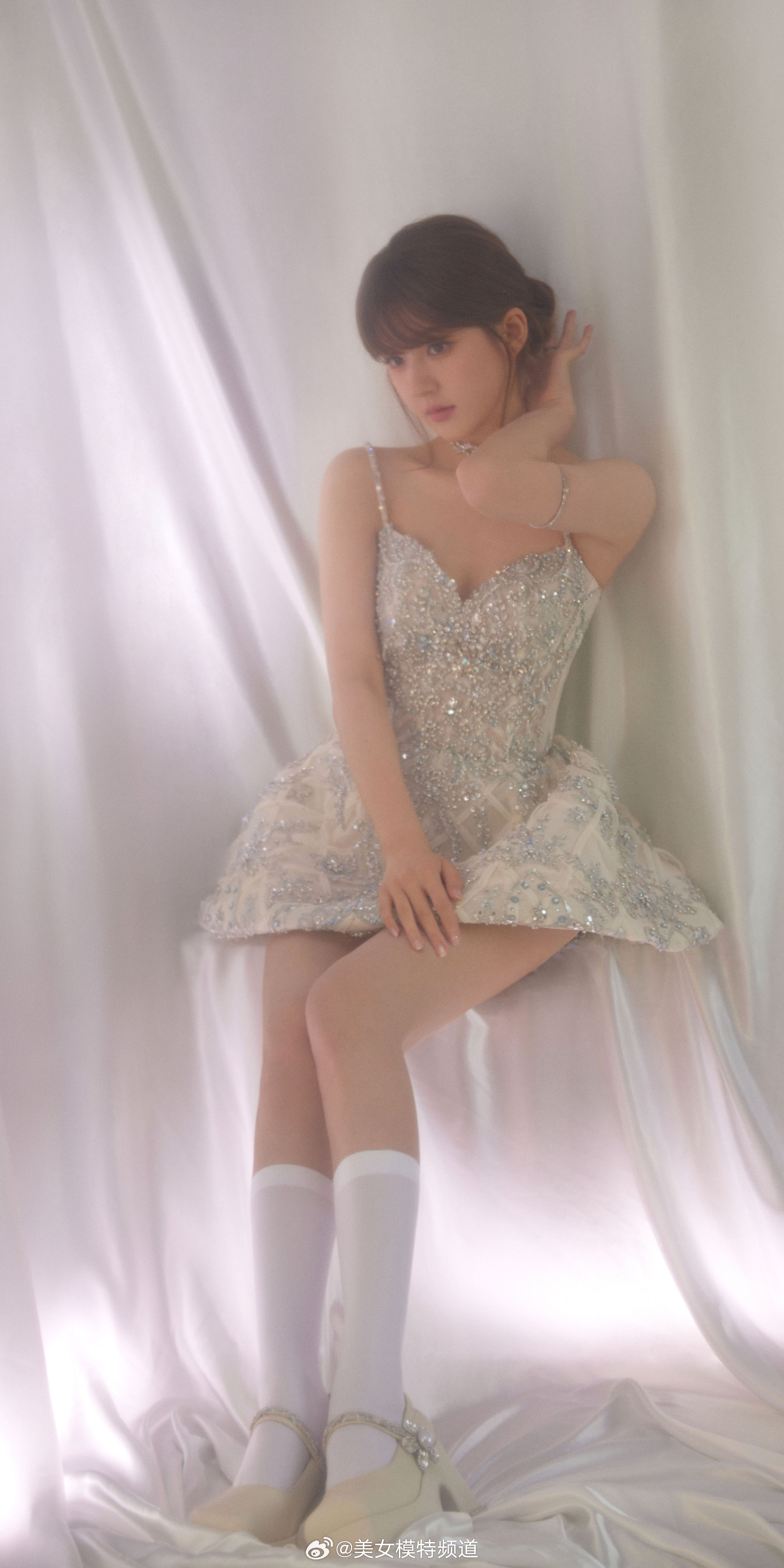 赵露思吊带短裙 