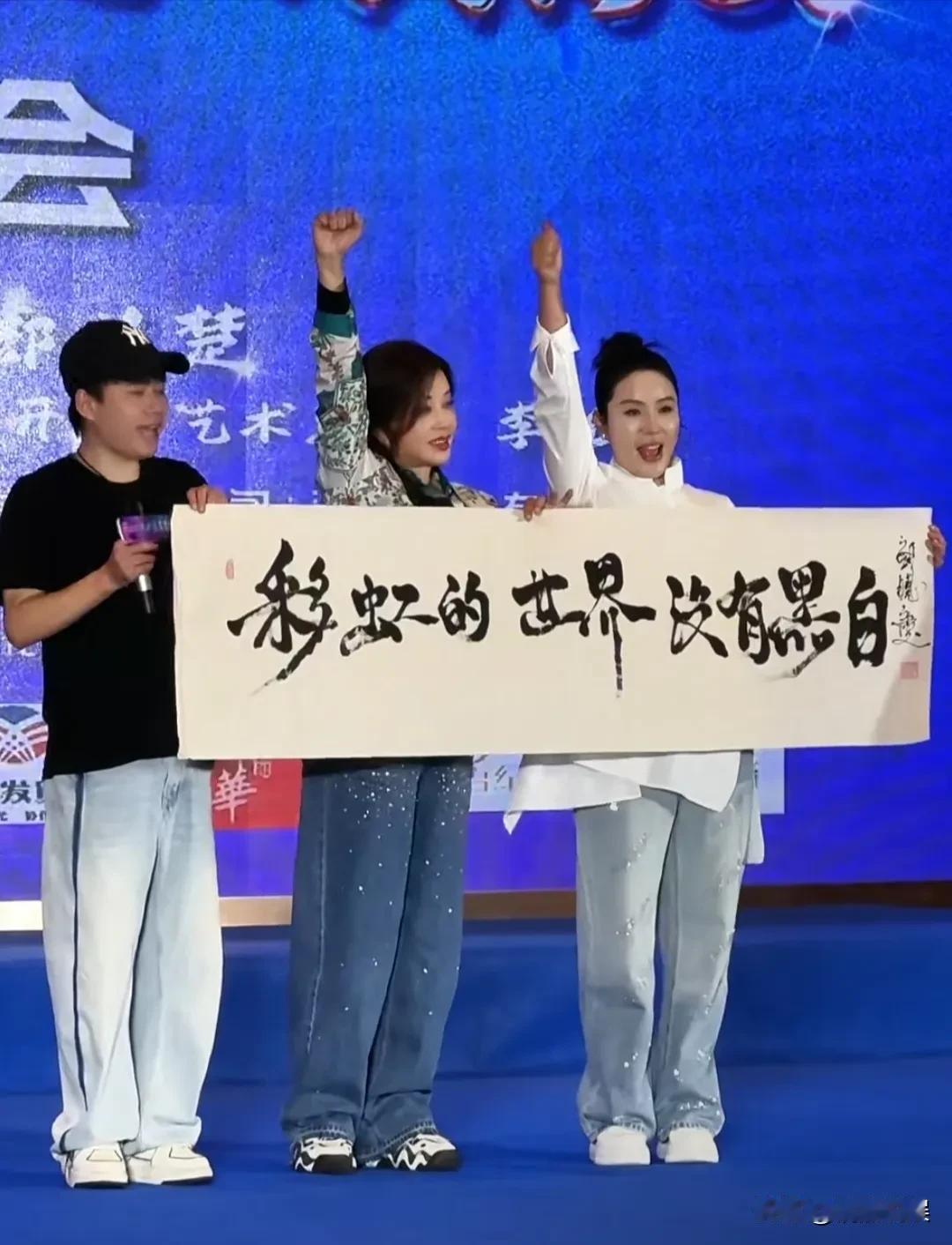 别人的七十六岁已经享受天伦之乐了，刘晓庆的七十六岁，正是拼的时候。
她参加自己的