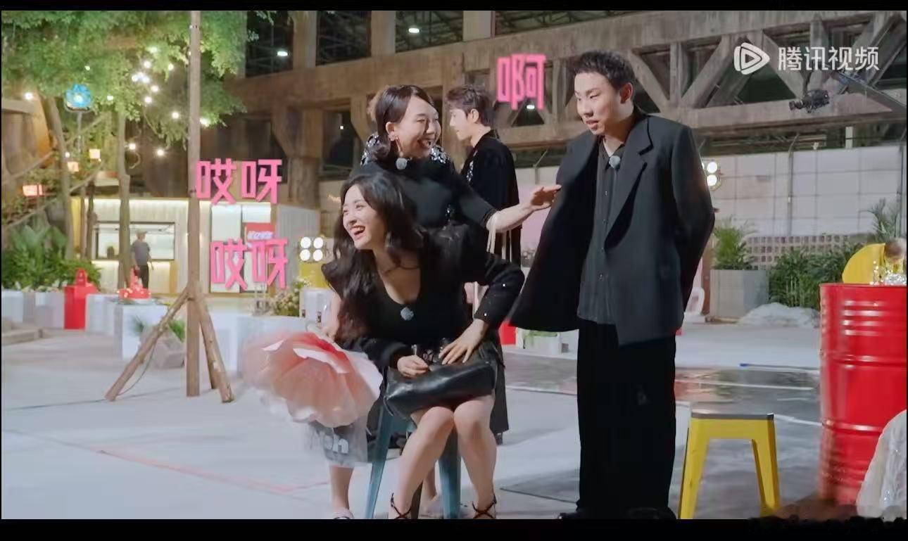 徐志胜你别这样沈月害怕 这里给我笑岔气了哈哈，怎么想的。给徐志胜穿蕾丝哈哈啊哈哈