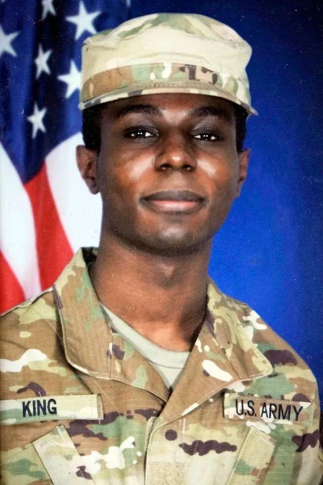 关于美国大兵进入朝鲜


一名美国人于不久前随团参观位于朝韩分界线板门店的共同警