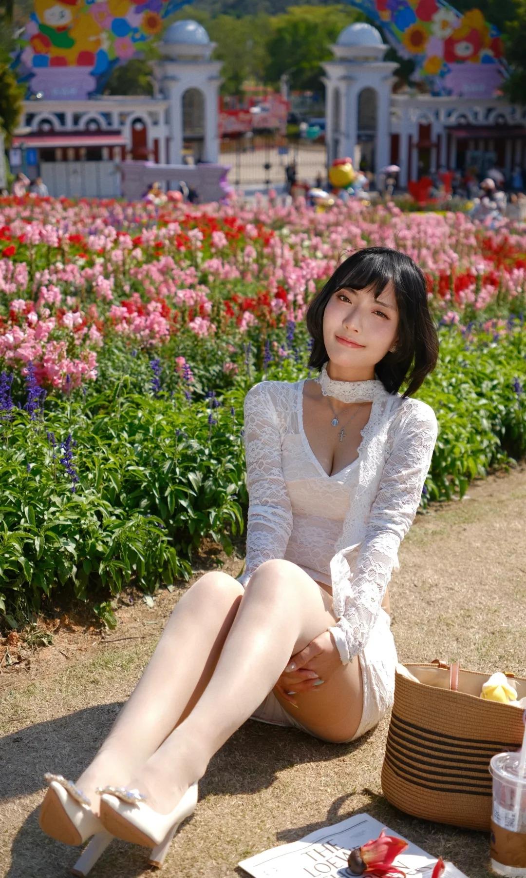 —— 那是上周三午后，3.2 公里宫粉紫荆花道正盛放，粉白花瓣垂落水面，与石榴岗