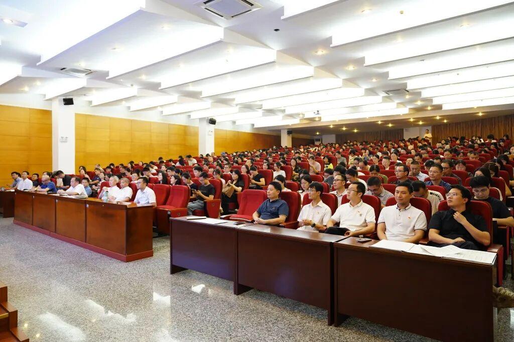东莞六中教职工荣休仪式
        7月10日，办公室主任马锋主持。荣休仪式