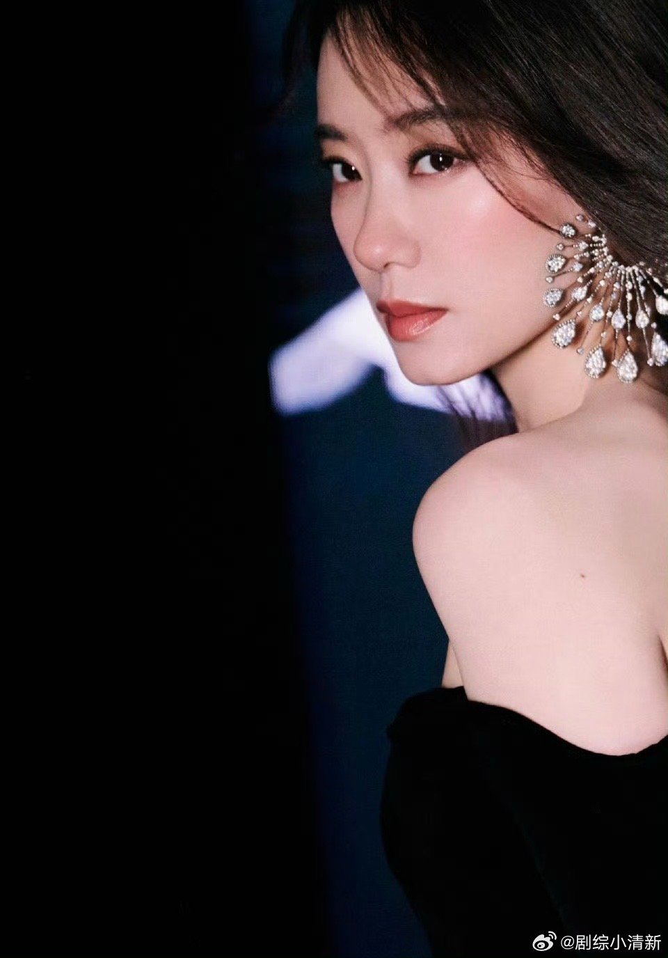 张小斐妖冶又清冷 冷色调烘托下的高级美艳！VOGUE出发图中，张小斐褪去温婉，在