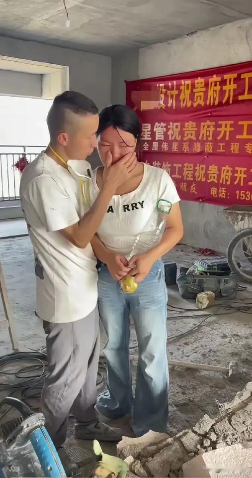 近40度的高温，丈夫还在干装修活，妻子去给丈夫送吃的，看见丈夫的一个动作，忍不住