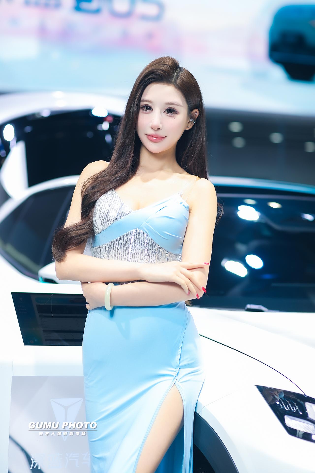 2025重庆汽车消费节比亚迪展台模特小姐姐