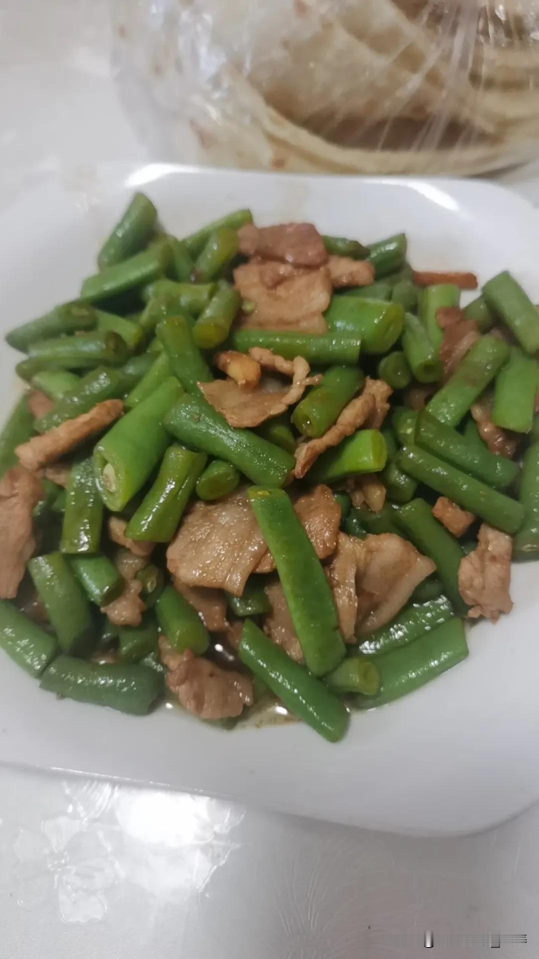 家人们,饺子的绝配是什么? 饺子的绝配可太多了。醋肯定算一个，超70%的人吃饺子