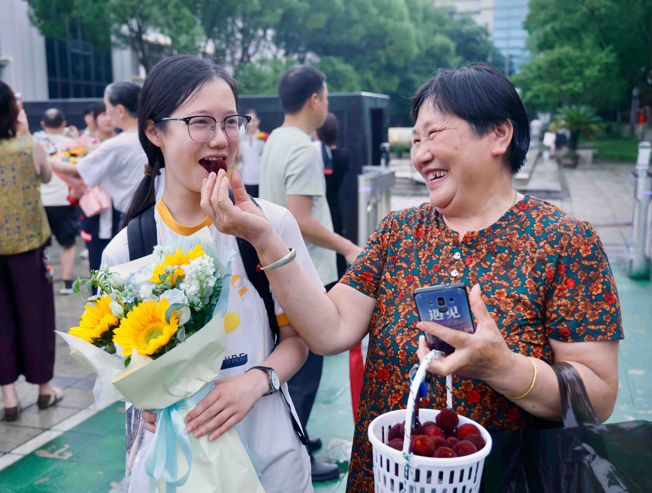 宁波中考落幕家长花式接考太暖心 6月21日下午，随着最后一门科目考试结束，为期两