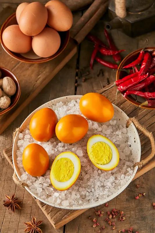 最近网上一个“爸爸给女儿做盐焗鸡蛋把厨房‘炸’了”的视频火了。这位爸爸本想给女儿