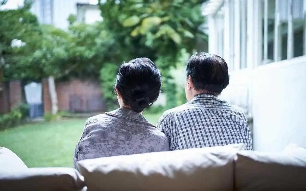 六旬大爷看上42岁女人，大爷要求同居，经过一番商讨，女人点头同意了。
​​老张今