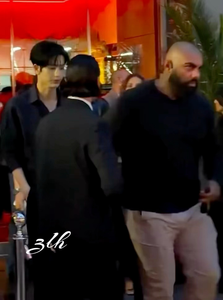张凌赫闪耀纽约、眼镜西装太帅了！在外是闯荡娱乐圈的财阀小儿子，被迫回国接手家族企