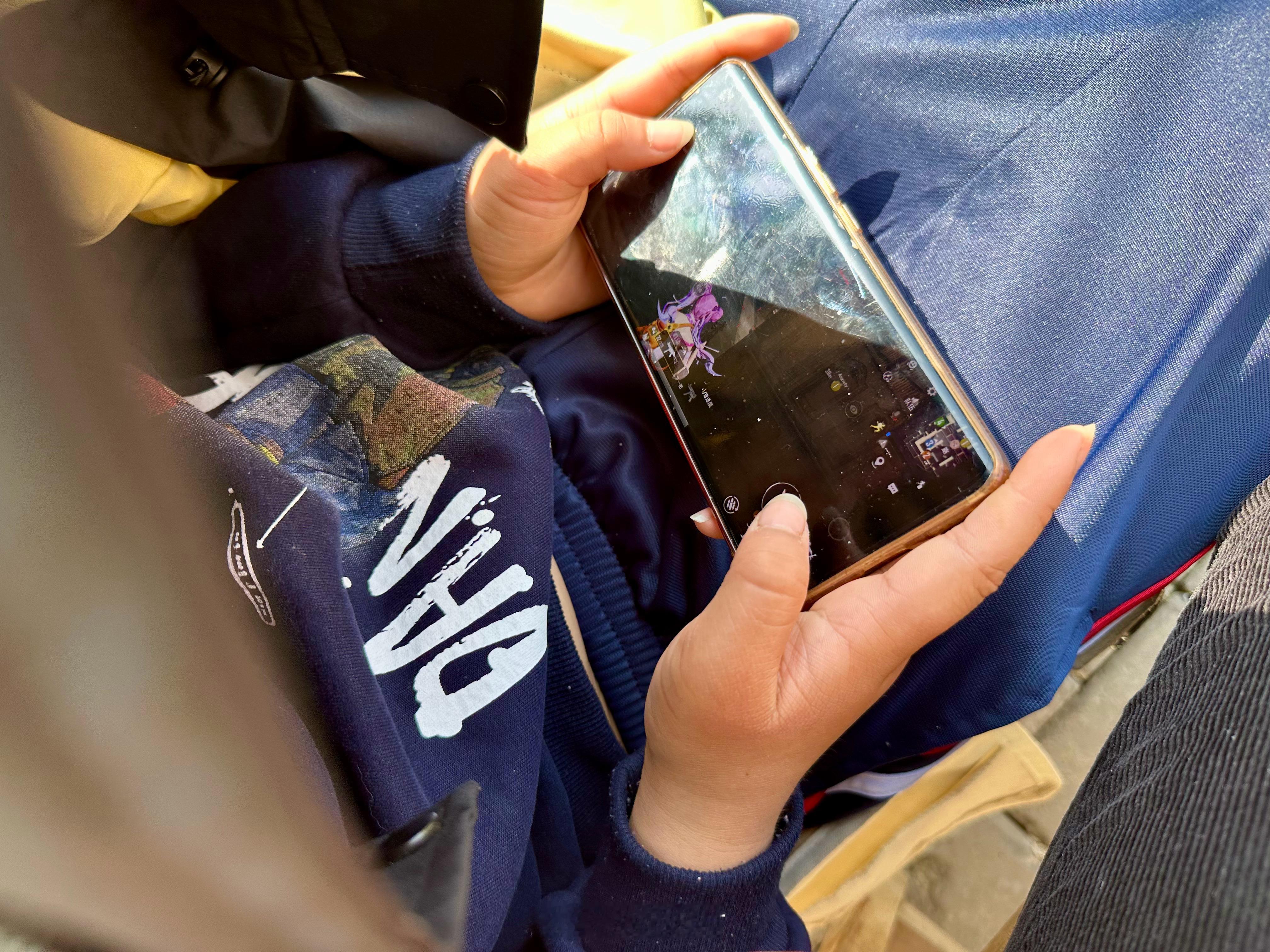 10岁侄子玩手机游戏，和平精英，比我早的都6，现在小学生没有几个不会玩游戏的？