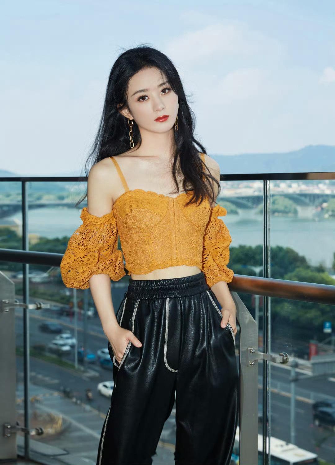 #赵丽颖出发金鹰节#看到赵丽颖出发长沙参加金鹰节了，小姐姐的私服穿搭真的好有品啊