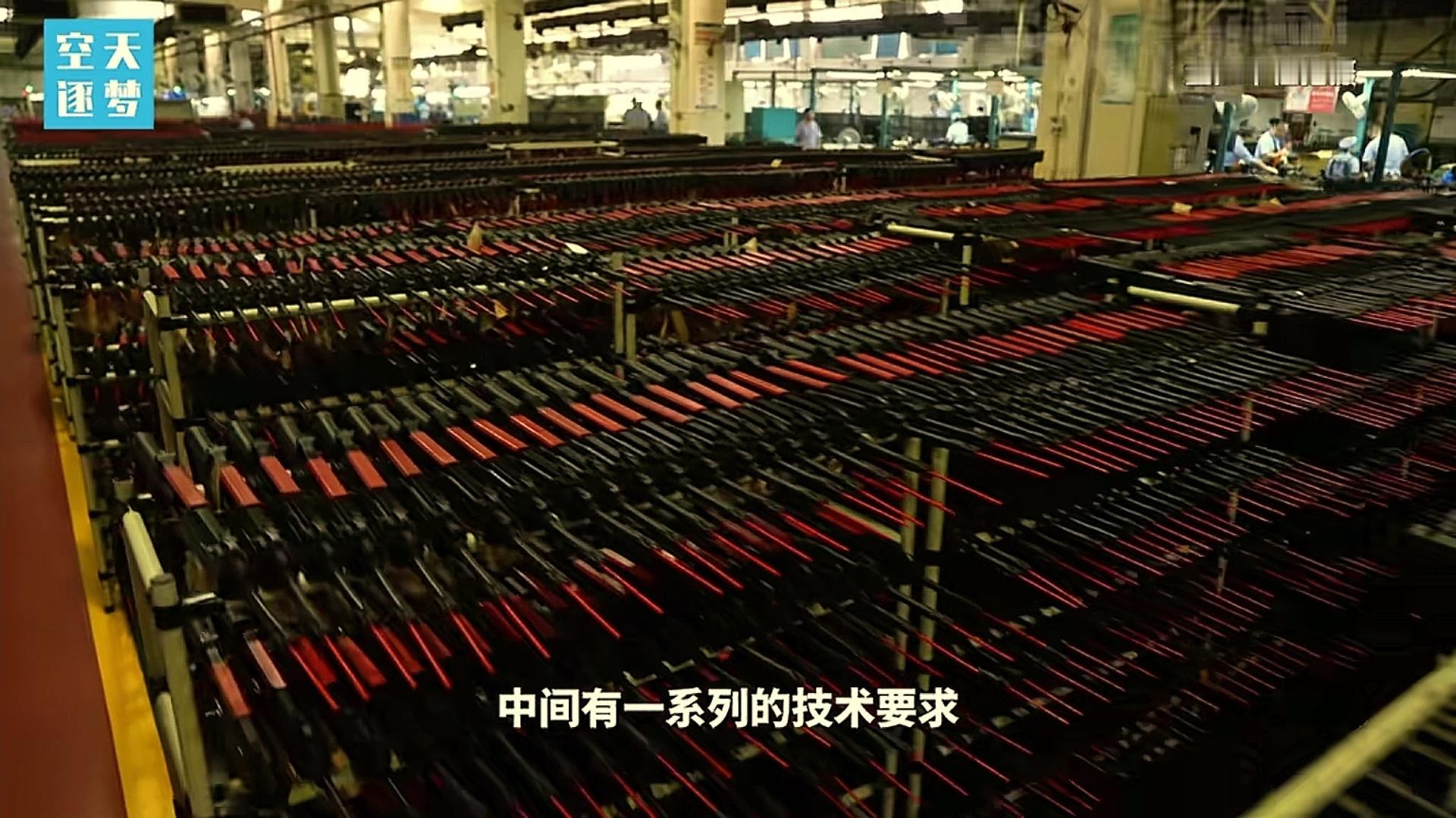 烽火问鼎计划新枪装配车间一角，看这产能，难怪现在出镜的部队很多都换了新枪。 ​​