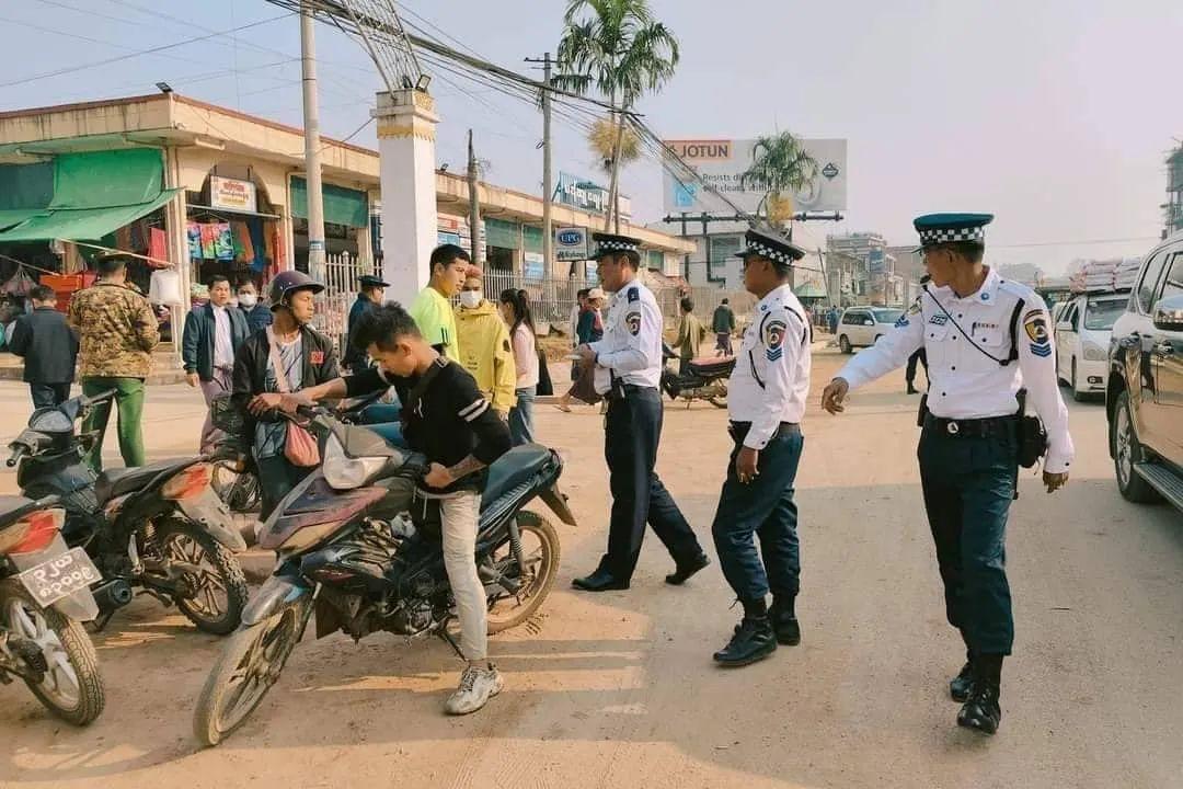 缅媒报道，因战事，掸邦北部各镇区的陆路运输管理局关闭，国管委正在安排，掸邦北部的