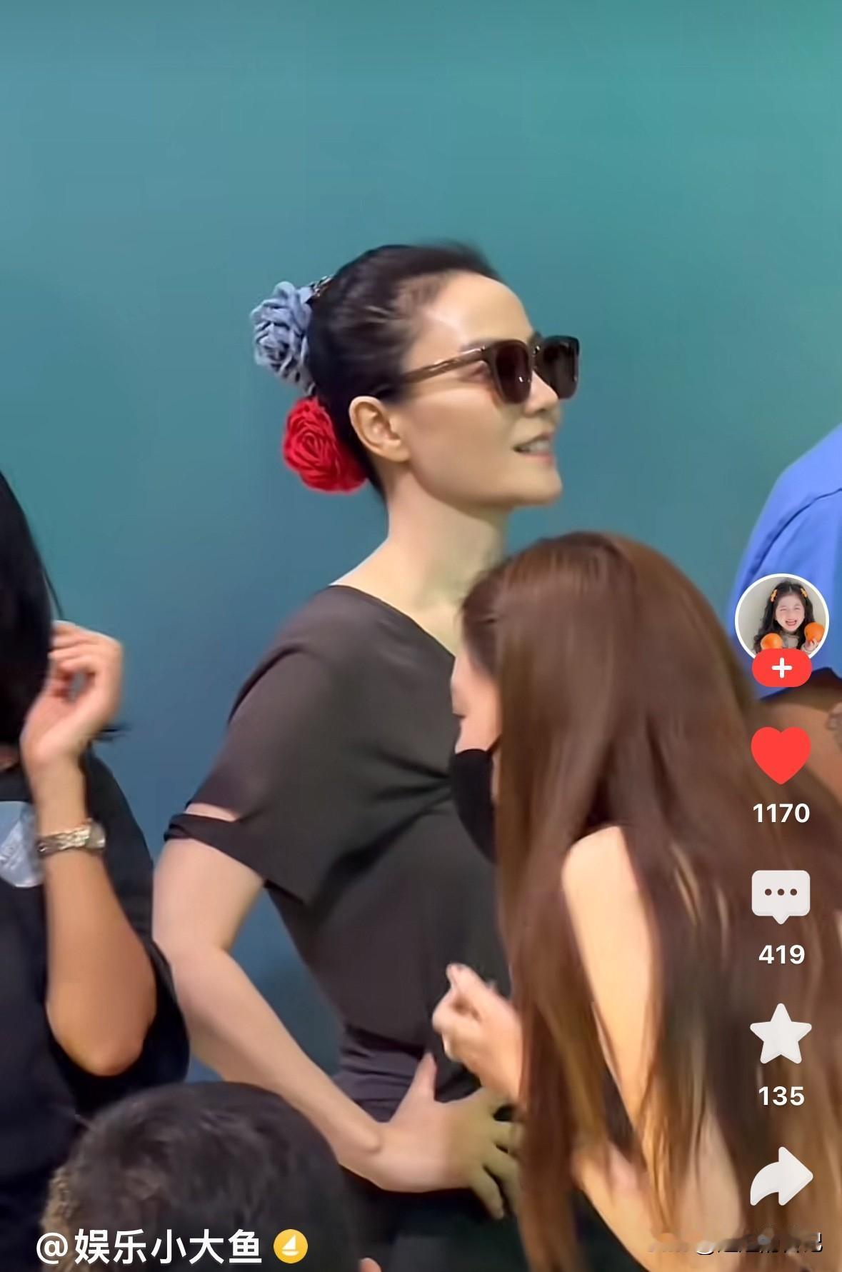 一看就是保养非常好的50多岁的女人，那么多人欢呼，大喊，“王菲”，真不知道咋想的