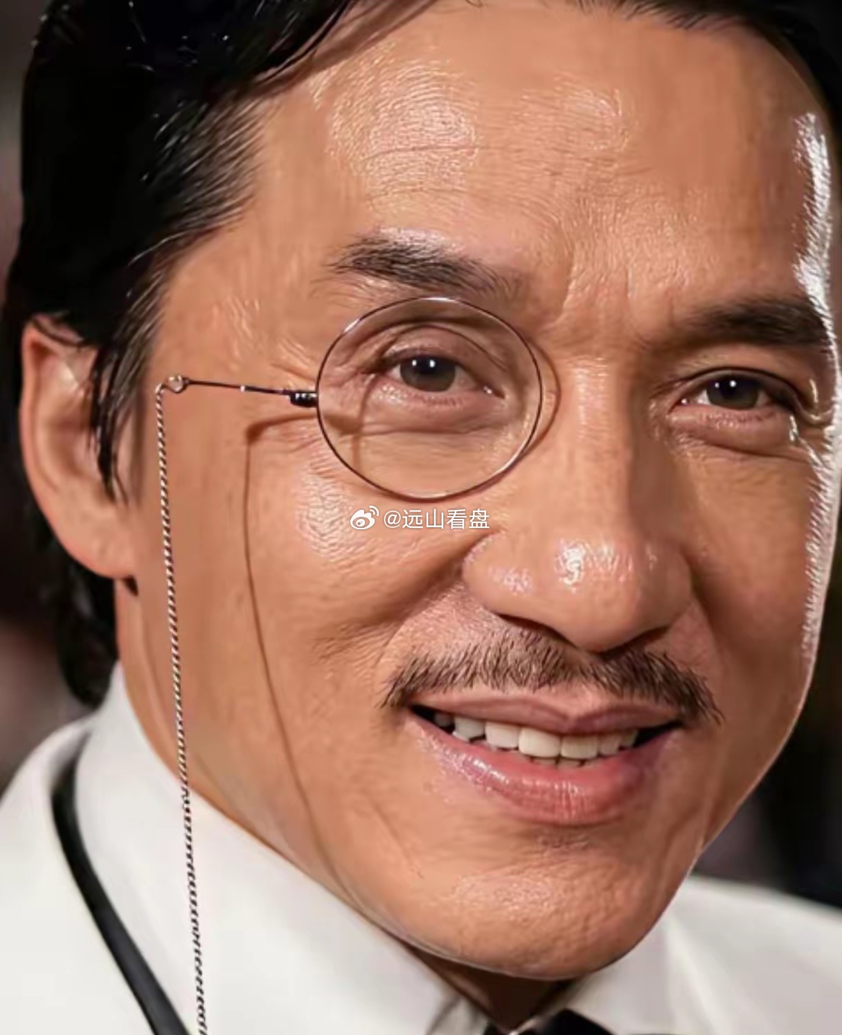 成龙这个眼镜怎么挂上去的一直是个谜。我一直奇怪他那个眼镜怎么不会掉下来，而且打斗