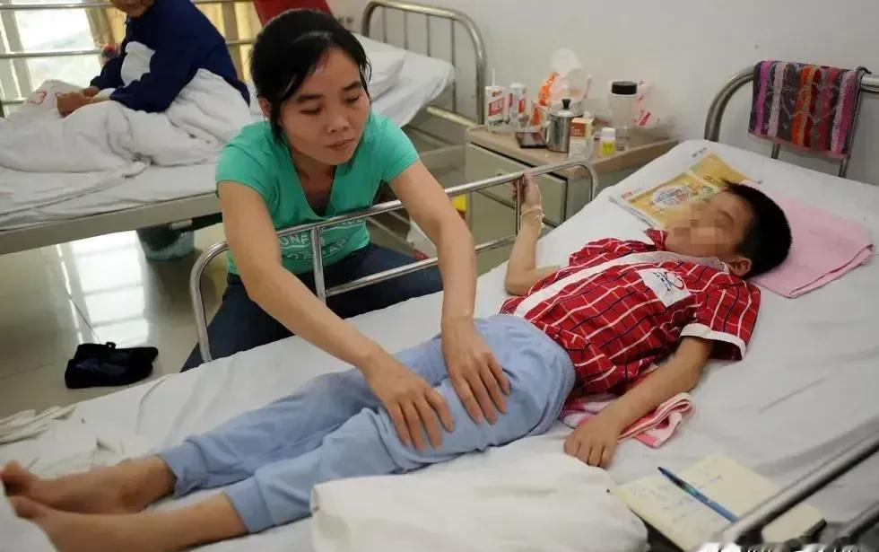 重庆一殡仪馆，送来一个9岁男孩遗体，李师傅正要将遗体送往冷库冷冻。突然发现，遗体