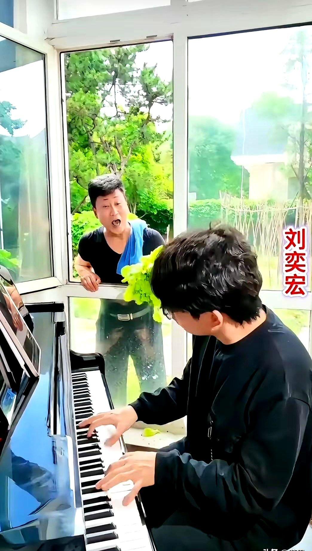 歌唱家耿为华，刚在甘肃唱完《母亲》，扭头就提着一把菜进了屋。

这画面有点意思。