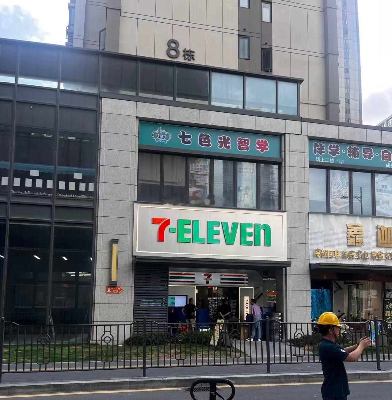 万象城北区西侧的7-ELEVEn，这位置还比不过美宜家吧？ 厦门·七色光(滨东分
