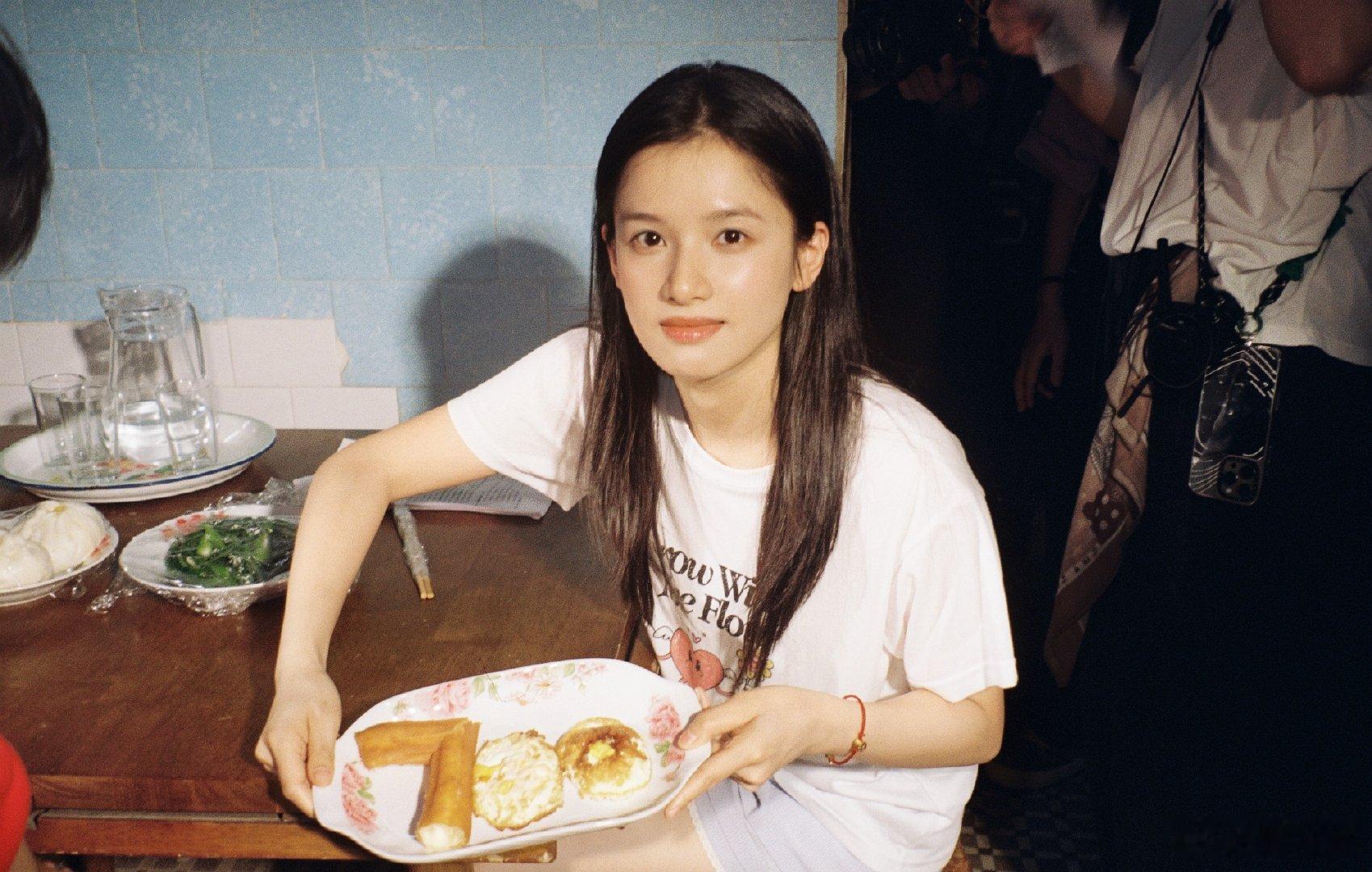 张婧仪祝苗靖毕业快乐野狗骨头 张婧仪特意为苗靖准备专属毕业祝福图，镜头扫过的盘子