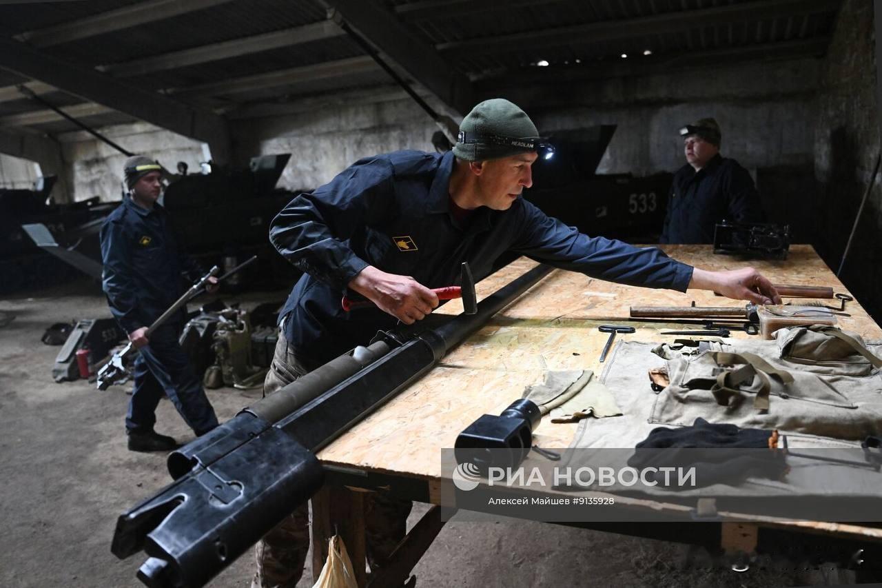 俄罗斯“第聂伯”集群第299空降团伞兵在扎波罗热州某地进行BMD-2空降战车的维