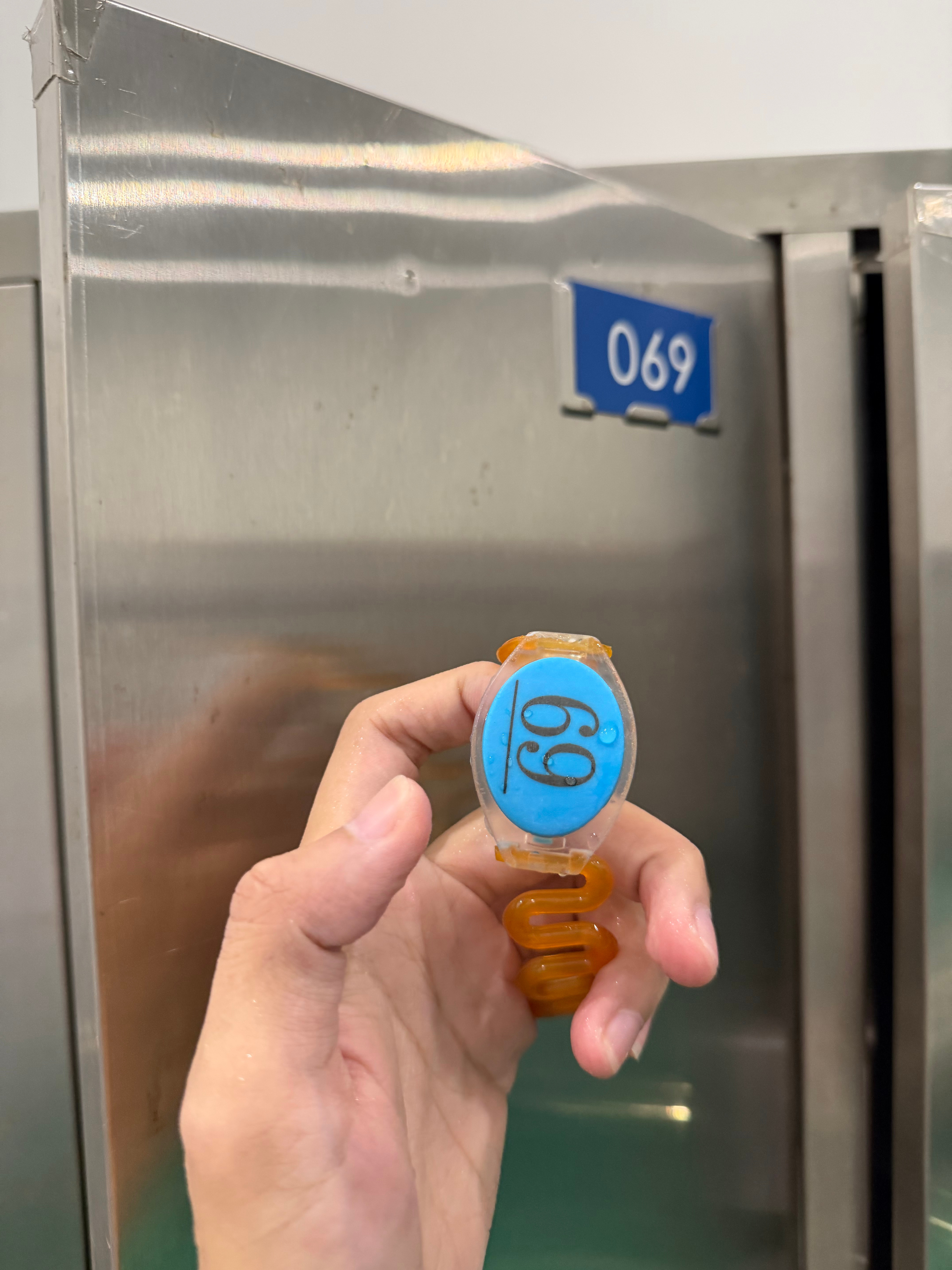 游个泳拿的柜子号 属于是69专业了