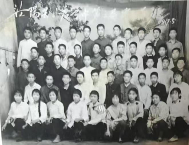 晒一张你相册里的高中吧汝阳县小店高中1975年毕业照