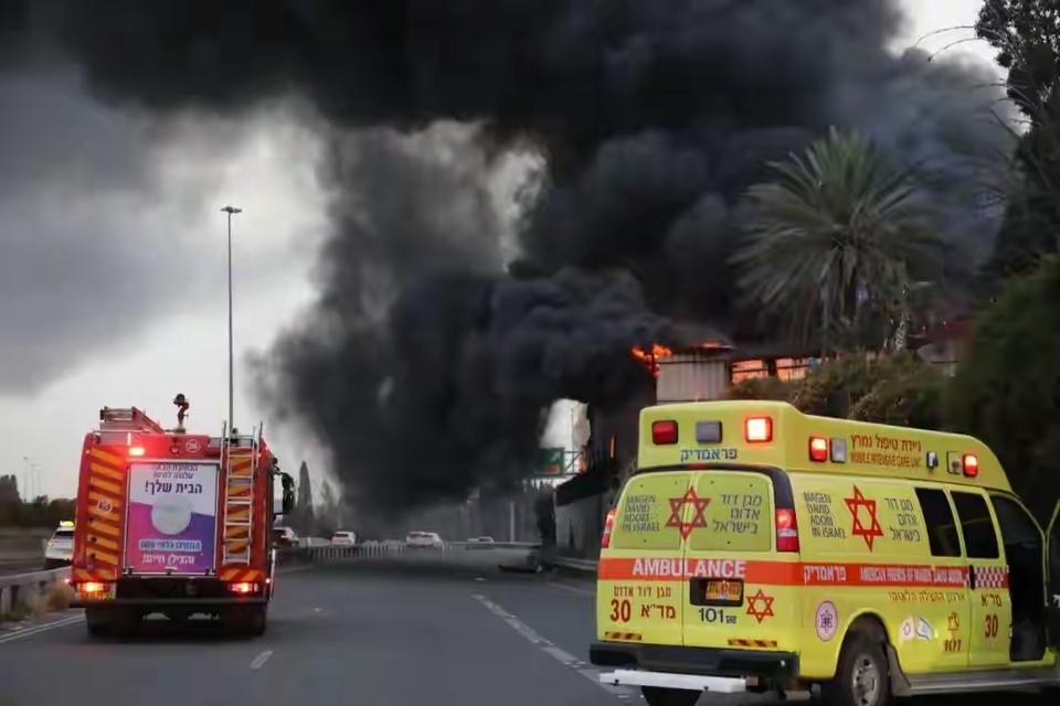 以色列中部城市遭伊朗导弹袭击，冒出滚滚浓烟